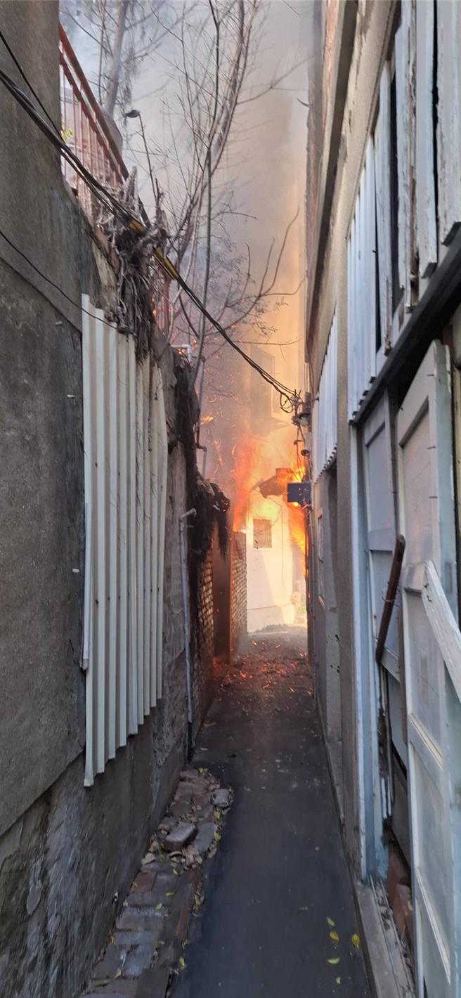 彰化市民權路90巷一間空屋，今（20）日下午突然起火燃燒，院中堆放物品被燒到一片焦黑，火勢1小時撲滅、無人傷亡。（民眾提供／葉靜美彰化傳真）