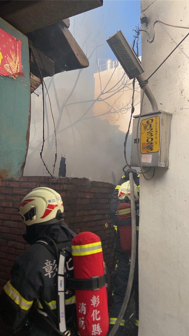 彰化市民權路90巷一間空屋，今（20）日下午突然起火燃燒，院中堆放物品被燒到一片焦黑，火勢1小時撲滅、無人傷亡。（民眾提供／葉靜美彰化傳真）