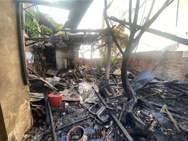 彰化市民權路90巷一間空屋，今（20）日下午突然起火燃燒，院中堆放物品被燒到一片焦黑，火勢1小時撲滅、無人傷亡。（民眾提供／葉靜美彰化傳真）