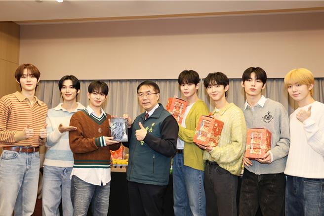 韓國新人氣天團EVNNE明晚將在台南耶誕搖滾演唱會演出，市長黃偉哲（左四）今天贈送團員們「台南甜」。（台南市政府提供／曹婷婷台南傳真）
