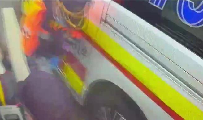 林姓工人20日中午維修路口監視器時，因觸電從高處摔落，當場無呼吸心跳，送醫急救中。（竹縣消防局提供／邱立雅竹縣傳真）