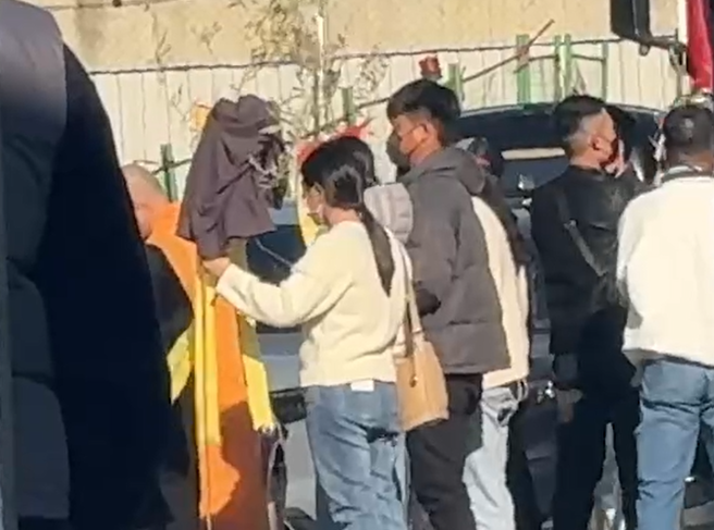 徐姓男子和廖姓父子等家屬中午起接連重返火警現場招魂，神情哀傷。（潘虹恩攝）