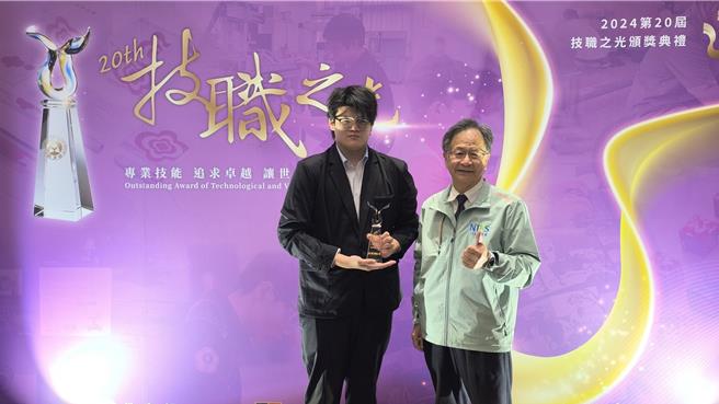 新北市新北高工在教育部2024年第20屆技職之光頒獎典禮表現亮眼，去年才從新北高工電機科畢業的同學葉鎮銓，此次奪得技術型高中組的證照達人。（新北高工提供）