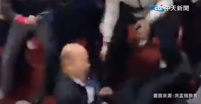 立法院长韩国瑜在议场后方被绊倒。（取自洪孟楷脸书、中天新闻）