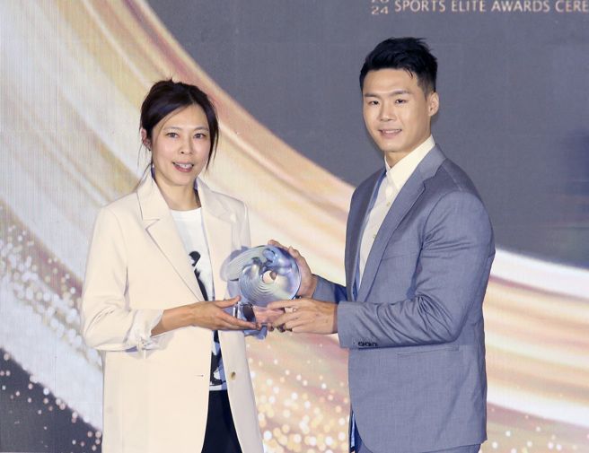 113年体育运动精英奖颁奖典礼20日登场，雅典奥运金牌得主陈诗欣（左起）将最佳男运动员奖颁给唐嘉鸿。（范扬光摄）

