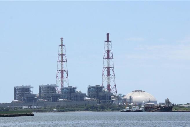 2022年3月3日兴达电厂大修测试，未依标准作业程序撤卡，投入隔离开关，发生闪络接地故障，造成电力系统分裂，影响549万余户。（中时资料照片）