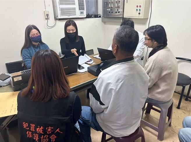 全联超市位在台中市大肚区沙田路的仓储惊传火警，酿9死8伤惨剧，犯罪被害人保护协会台中分会自19日晚间陪伴家属至20日凌晨，相验期间仍全程陪同家属完成遗体相验程序，关怀家属、 给予情绪支持。（中检提供／潘虹恩台中传真）