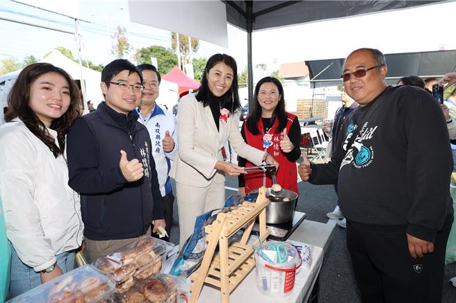 创意料理商品设计邀请赛结合青农市集，向游客推广国产猪及南投蔬果。（南投县政府提供／杨静茹南投传真）