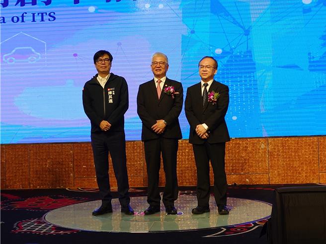 中华智慧运输协会ITS年会19日起一连2日在高雄举办，（左起）高雄市长陈其迈、ITS理事长施义芳、交通部次长陈彦伯出席年会见证智慧交通发展。（任义宇摄）