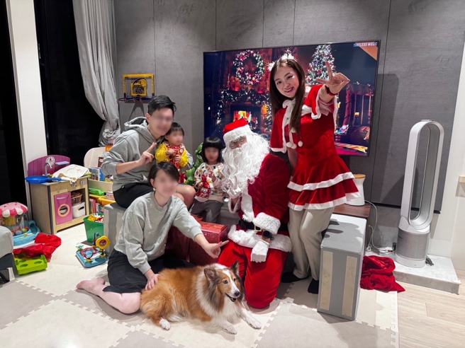 信义房屋伙伴化身为圣诞老人登门送礼，家长可提前将精心准备的礼物交给邻近信义房屋门市，并预约拜访时间，圣诞老人团队就会悄悄现身家门，为小朋友送上惊喜。(图/信义房屋 提供)