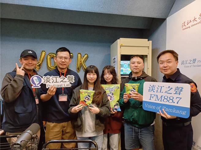 淡水警分局携手「淡江之声」电台，进行空中散播反诈识诈。（淡水警分局提供）