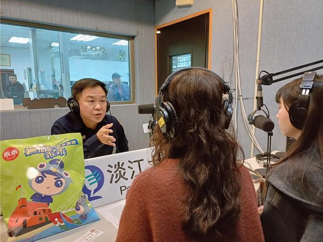 分局长彭正中前往「淡江之声」电台，录制反诈骗宣导。（淡水警分局提供）