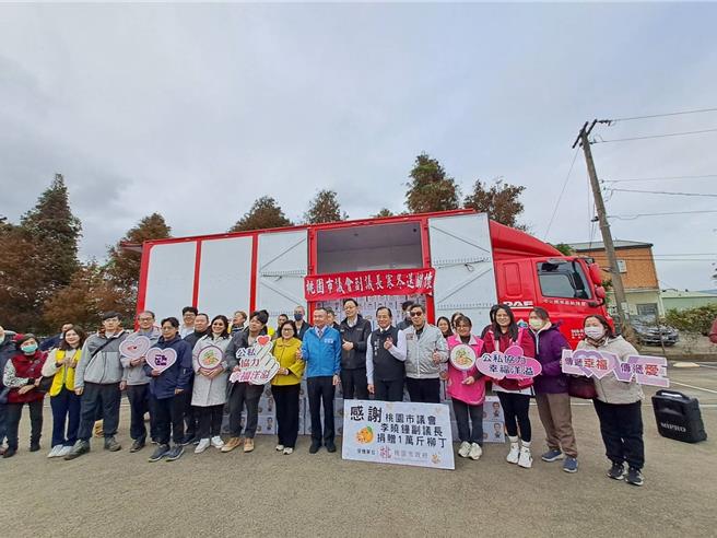 桃园市副议长李晓钟每年捐赠桃园社福团体万斤柳丁持续17年，桃园市长张善政20日代表市府致赠感谢状，称讚其善行连续17年不间断，实属难能可贵，令人敬佩，年捐赠柳丁更是突破1万2千斤，市府将透过社会局安家实物银行分送至社福团体。（赖佑维摄）