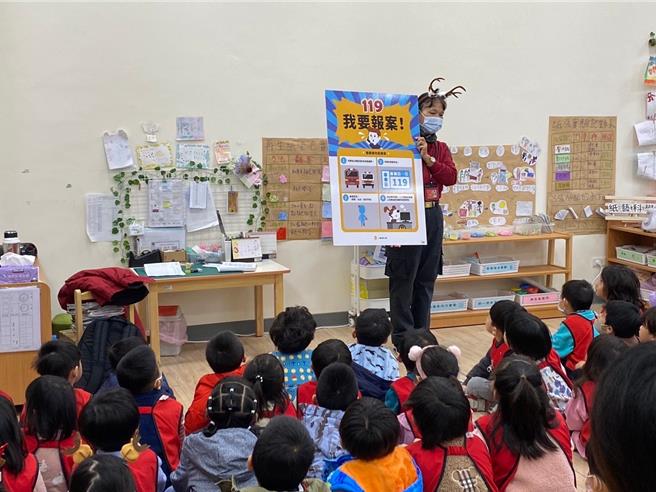 桃园市消防局第一大队八德分队今日到北青非营利幼儿园丰德分班举办消防宣导，因邻近耶诞节，也充满耶诞气息，有50多位孩童参与，活动特别准备了消防宣导与各式趣味关卡要给小朋友们游戏体验，藉由消防体验活动让小朋友在游戏中学习相关防火防灾知识。（消防提供）