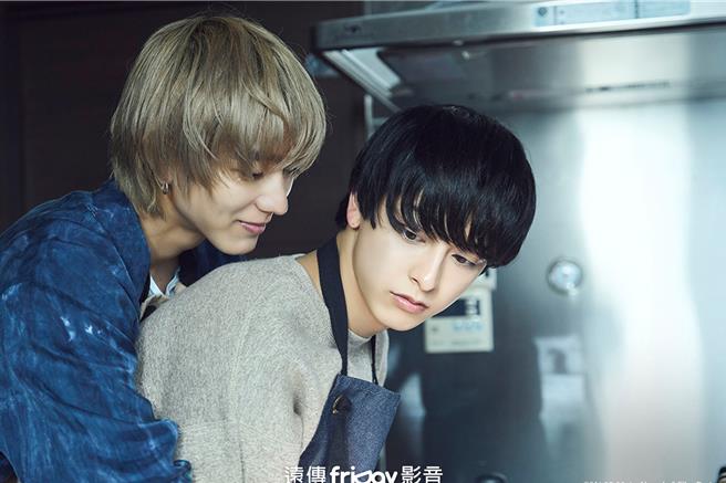 駒木根葵汰（左）和新原泰佑在《25時，赤坂見》互動甜蜜。（friDay影音提供）