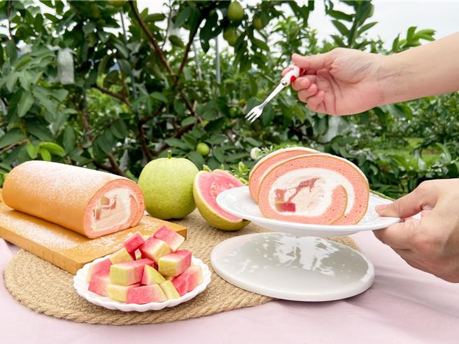 「甘芭DAY生乳捲」精選台灣冬季限定彰化社頭冠軍紅心芭樂產地直送，新鮮果肉入餡，滿滿果餡富有芭樂果肉口感。(亞尼克提供)