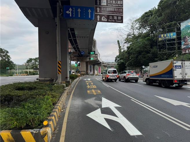 淡金路与77巷口往三芝方向内侧左转车道改为直左车道。（交通局提供）