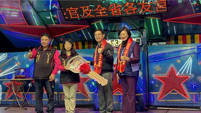 志工詹淑媚第3度以廟名義捐贈復康巴士給新北市府，由新北市副祕書長柯慶忠、社會局長李美珍等人代表受贈。（淡水區公所提供）