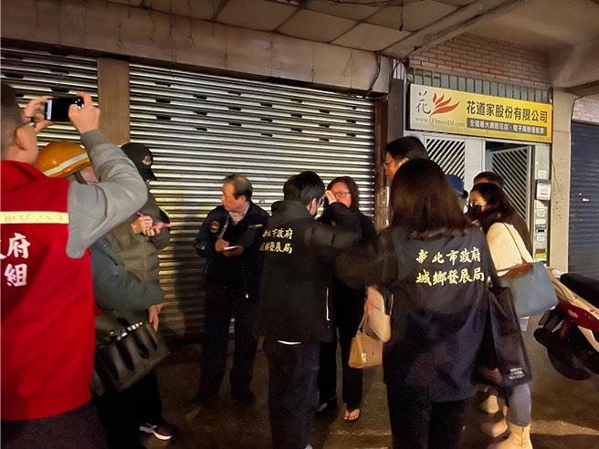 新北市新店区1处卡拉OK店，屡次酒客闹事妨碍安寧，影响当地治安，为新店警分局临检后。疑该卡拉OK因违反都市计法新北市施行细则第18条规定，乙种工业区不得作为八大行业使用。昨（19）日晚间7时30分由公安联合稽查小组到场执行断水断电处分。（新店警分局提供）