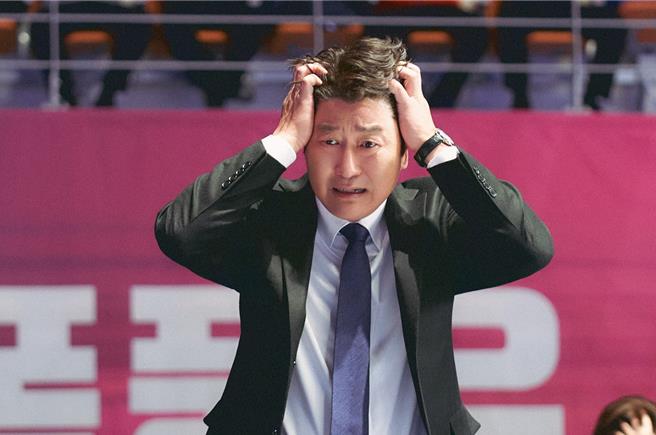 宋康昊饰演接任没有希望的职业排球队「粉红风暴」的教练。（车库娱乐提供）