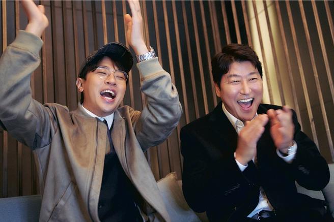 宋康昊（右）携手朴正民主演《真的好想赢1场》。（车库娱乐提供）