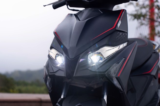 前大灯配备投射式LED，搭配具提升细节质感的黑钻咬花。（吴松翰摄）