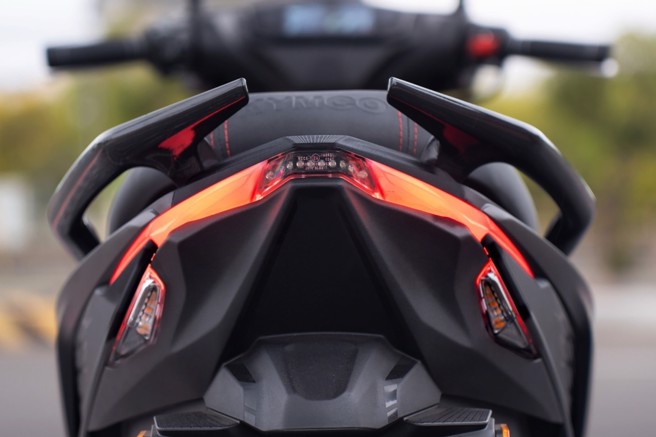 LED尾灯造型呼应头灯的设计元素。（吴松翰摄）