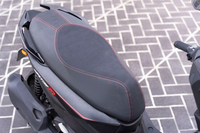 座垫造型颇具跑格，兼具支撑与舒适性。（吴松翰摄）