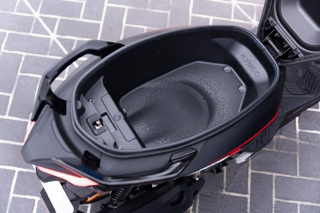 大容量置物后箱不仅平整化，更拥有28.4L大容量，可轻松收纳全罩式安全帽。（吴松翰摄）