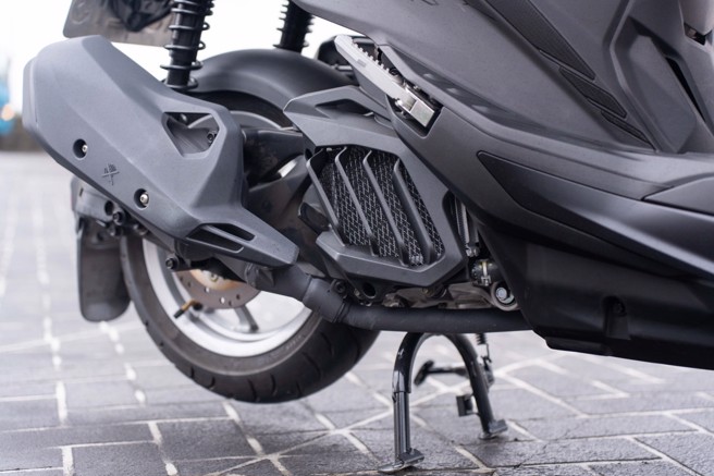 165cc水冷ISG引擎具备16.8ps综效马力，搭配两段式排气管。（吴松翰摄）