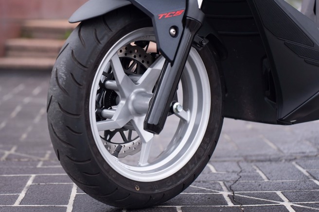 玛吉斯RTS R 165专门胎（M888K）採双主沟设计，乾、溼抓地力提升。（吴松翰摄）