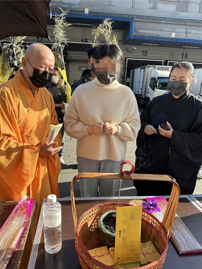 全联超市位在台中市大肚区沙田路的仓储发生酿9死8伤火警，负责水电包工的廖姓父子也在火警中罹难，家属20日午后重返火警现场招魂，1次就获圣筊，顺利完成仪式。（善愿爱心协会提供／潘虹恩台中传真）