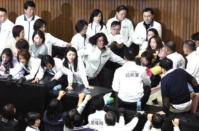 立法院會20日處理選罷法、憲法訴訟法及財劃法修正草案，民進黨多名立委進入議場後鎖門，綠營立委則佔領主席台及側門互相對峙，藍營破門進入議場，將綠委一位位請走。（資料照／鄧博仁攝）
