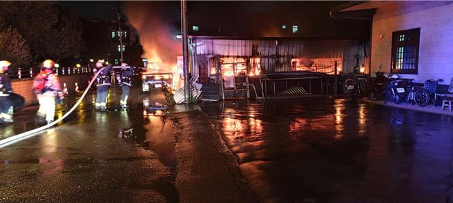 宜兰市一家铁工厂20日晚间发生火警，一度传出有5人受困，所幸均顺利救出。（宜兰县消防局提供）