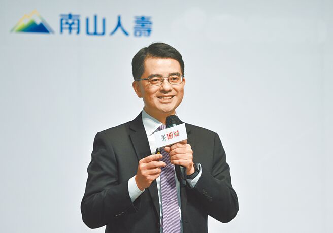 南山人寿永续创新发展部资深协理林哲仰建议民眾应尽早备妥保险三帐户，以转嫁长寿、疾病、长照等风险。图／顏谦隆