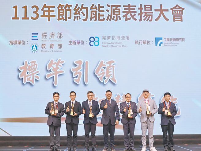 经济部主任秘书庄铭池与六家金奖得主共享荣耀。图／郭静芝