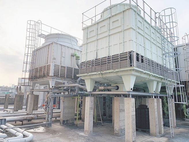 鸿威光电汰换冷却水塔与空压机，并透过AI管控能源使用。图／鸿威光电提供