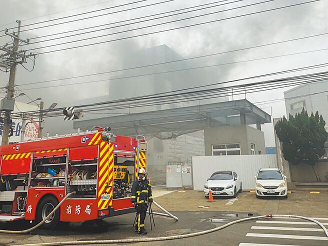 台中仓储19日下午传出火警，厂区浓烟狂窜。（潘虹恩摄）