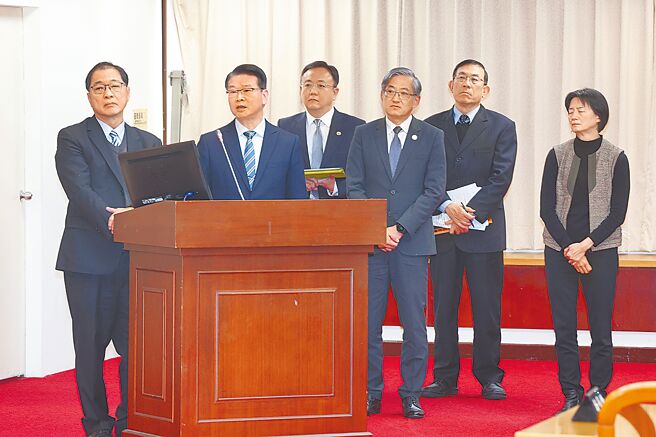立法院司法及法制委员会19日审查114年度中央政府总预算案关于法务部及所属主管收支部分，法务部长郑铭谦（左起）、台北地检署检察长王俊力、廉政署长冯成、调查局长陈白立、检察总长邢泰钊、新北地检署检察长余丽贞一同出席答询。（杜宜谙摄）