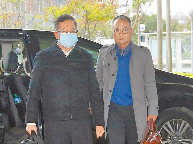 桃园地院审理前桃园市长郑文灿收贿案，郑文灿（左）19日在律师陈永来陪同下出庭应讯。（范扬光摄）