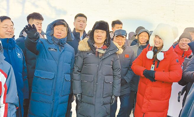 前总统马英九19日参访哈尔滨雪博会，大陆国台办主任宋涛陪同，在零下20度的低温，防寒衣物全副武装，马笑称自己像只北极熊。（吴泓勋摄）