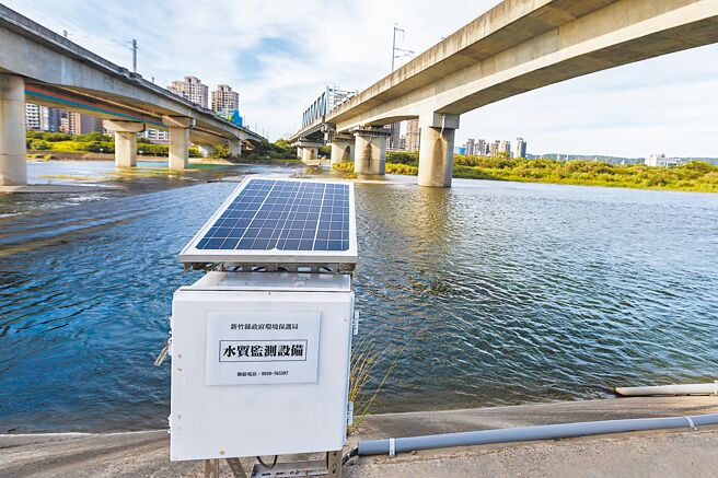 新竹县环保局2022年7月在兴隆大桥下方的隆恩堰自来水取水口前，设置固定式水质监测设备，2年多来未发现头前溪水质异常或污染情形。（罗浚滨摄）