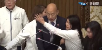 影》綠委潑水、丟瓶子險砸韓國瑜 「她」及時出手網讚翻