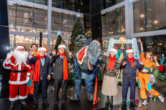 中信園區敲響耶誕平安鐘 戶外滑冰場民眾免費入場