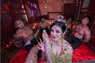 王彩樺變身「蛇妖」狂吸猛男 畫面震撼大馬鬼才看傻眼