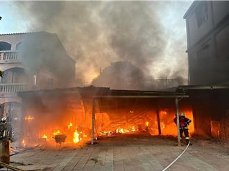 金门民宅大火浓烟冲天 警消急救援幸无人伤