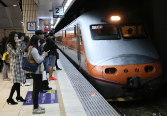 落軌男翻牆跑釀58列車大誤點 台鐵：將向當事人求償