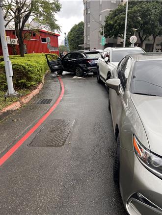 新店翁誤打倒車檔 6輛自小客撞成一團