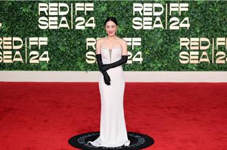 吳可熙任紅海國際電影節評審！白色低胸禮服制霸紅毯