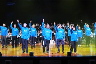 医疗中霸天化身拉拉队长大跳《台湾尚勇》 音乐会场面热血沸腾